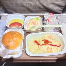羽田⇒上海浦東の機内食はドリアでした。