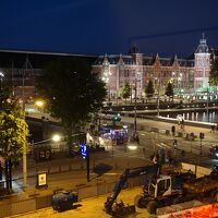 部屋から撮影したアムステルダム駅の夜景です