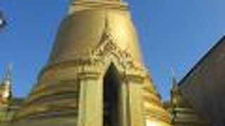 ワットプラケオでも目を引く金ぴかの仏塔