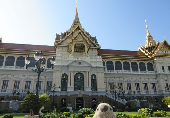 バンコクで最も重要な寺院　王宮に隣接　見どころ多し