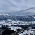 向かいに見える山と街並み