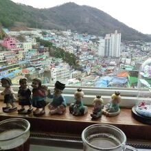 温かいコーヒーを飲みながら、文化村の景色を堪能