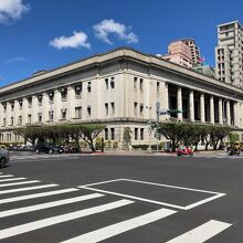 日本統治時代に中央銀行として建てられた建物です