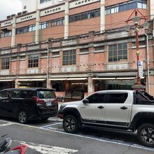 1階の通り沿いには色々なお店が入っていますが、その奥は……