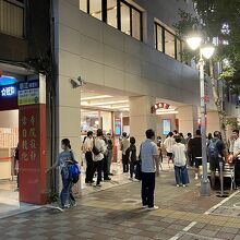 土曜日18：17分に到着、当たり前ですが待ち客多数