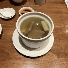 牛肉蒸しスープ(220元＋)、いつまでも熱々、牛肉湯のようで