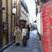 狭い路地に飲食店がひしめく