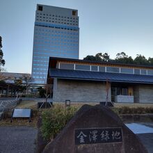 工業地区と住居地区の境界の緑地際の立地