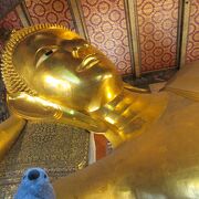 バンコク三大寺院の一つ　巨大な涅槃仏で有名