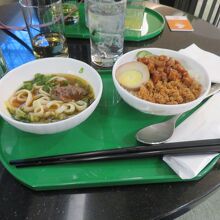 お手製の牛肉麺（左）とルーローハン。