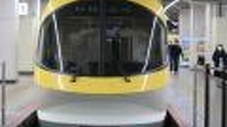 様々な車両が乗り入れる