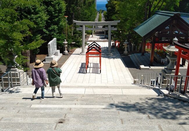 遠くに海が見える素敵な神社