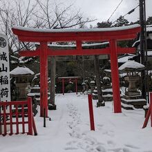 真っ赤な鳥居が印象的