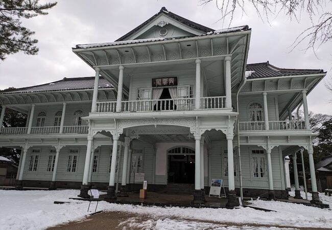 水色の壁がポップな感じ