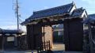 鵜沼宿に なぜ赤茶けた城門があるの?