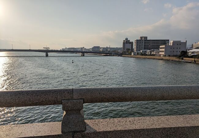 宍道湖と中海を結びます