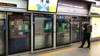 地下鉄1号線には韓国国鉄の車両も運行してます。