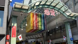 空き店舗がほぼ無く人通りも多い。