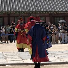 今まさに交代の儀式