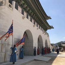 光化門に守衛が進んで来ます