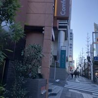 駅から近く、昼間は意外と静か、夜は賑やか