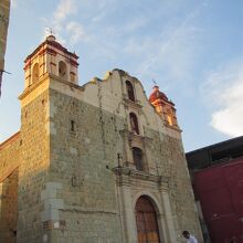 アルカラ通り沿いの教会