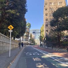 真っ直ぐ行くと東京大神宮。靖国神社と合わせてお詣り可能。