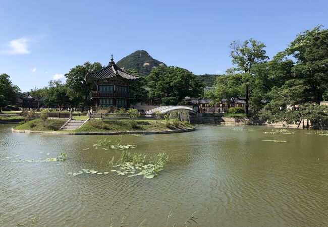 池の中に浮かぶ東屋