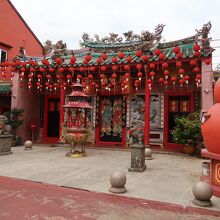 …すぐ右手にある中国寺院の上帝宮は派手ですが…、