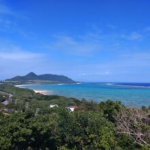 エメラルドの海を見る展望台からの景色