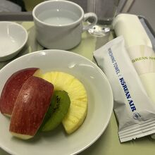 羽田→仁川　深夜便でしたのでフルーツだけいただきました。