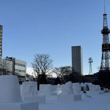 製作中の雪像とさっぽろテレビ塔