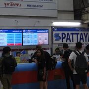 パタヤなど東部行きのバス停