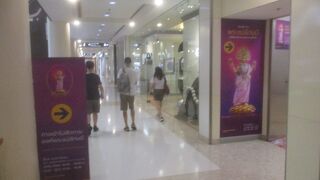 エレベーターに乗って４階に向かいます