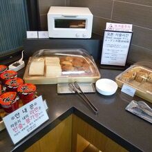 パン類、ジャム等も並ぶ