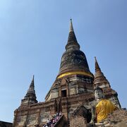 塔の両脇に仏像が鎮座されてる光景