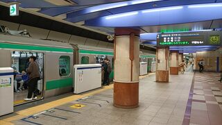 東京の大井町でJR線を降り、お台場エリアの国際展示場まで移動する際に利用したのが、こちらの【りんかい線】です。