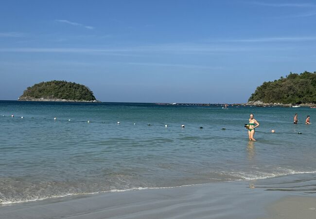 エメラルド色のビーチが美しい