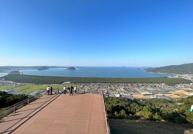 タワーからもデッキからも、展望台からの唐津湾と松原の眺望は素晴らしいの一言