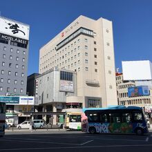 長野駅の善光寺口を出れば、すぐ右前方に見えます