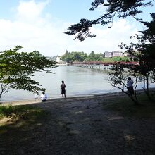 福浦橋と砂浜