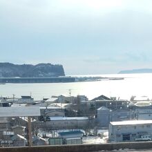 湾内には島がある