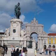 リスボン地震後コメルシオ広場中央に建てられました