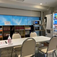 マンガはありますし、自販機・電子レンジも設置してありました