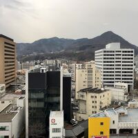 窓の外には長野のシンボル旭山