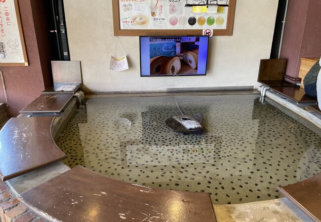 足湯に浸って温玉ソフト食べたい