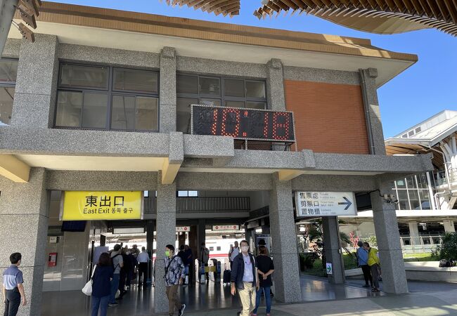 観光地らしい華やかできれいな駅