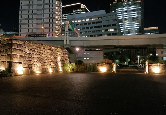 江戸城の外堀でもあった日本橋側に面していて、立派が石垣がライトアップされ、とても見応えのあるスポットでした。