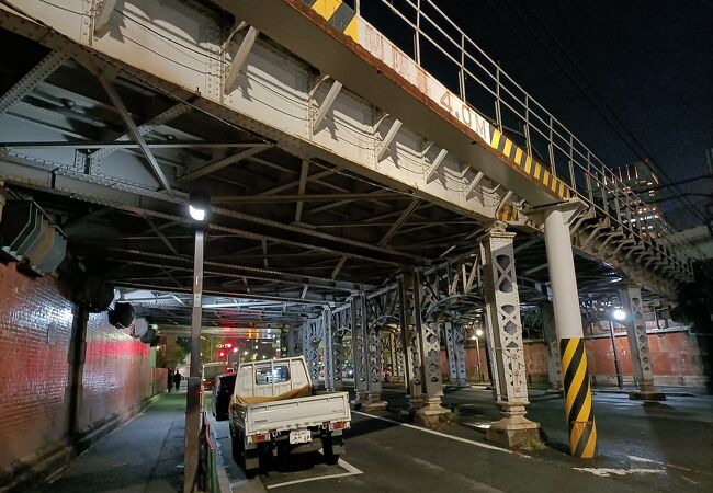 日本橋から神田方面に向かって散策していた際、【常盤小学校】からほど近いこちらの高架橋をくぐりました。