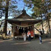 金鱗湖のほとりにある神社